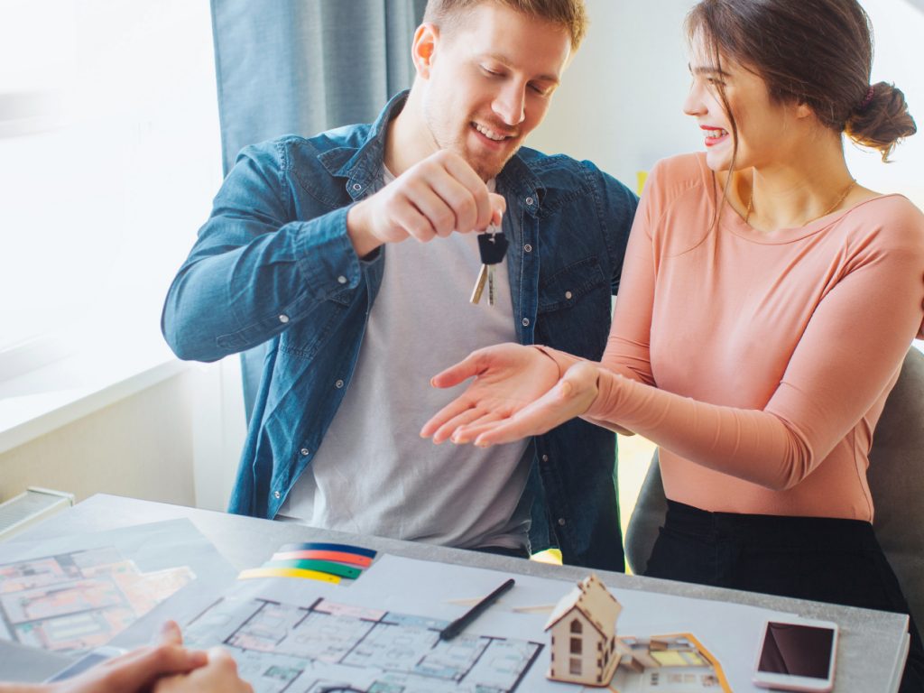 Entrega de llaves de una vivienda en alquiler